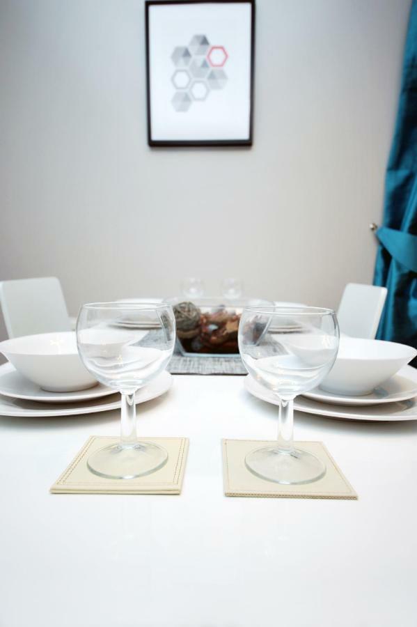 Stone'S Throw City Centre - Tv In Every Bedroom! Swansea Exteriér fotografie